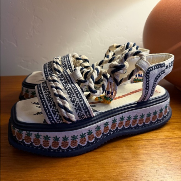 Farm Rio Navy and White Pineapple Platform Festival Vacation Sandals Size 8 - Picture 8 of 12